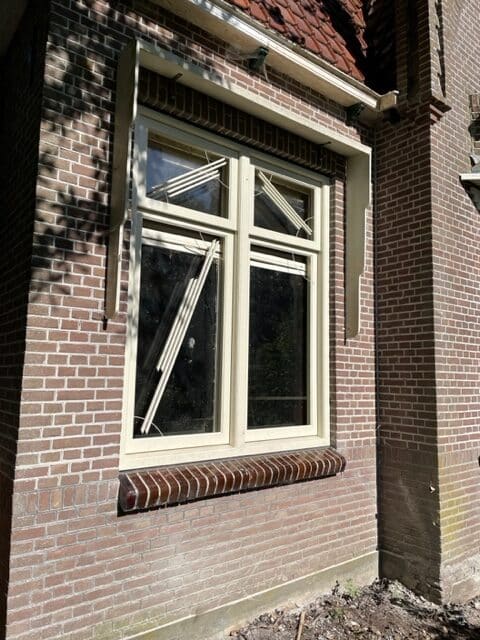 Nieuw houten kozijn in een gemetselde gevel