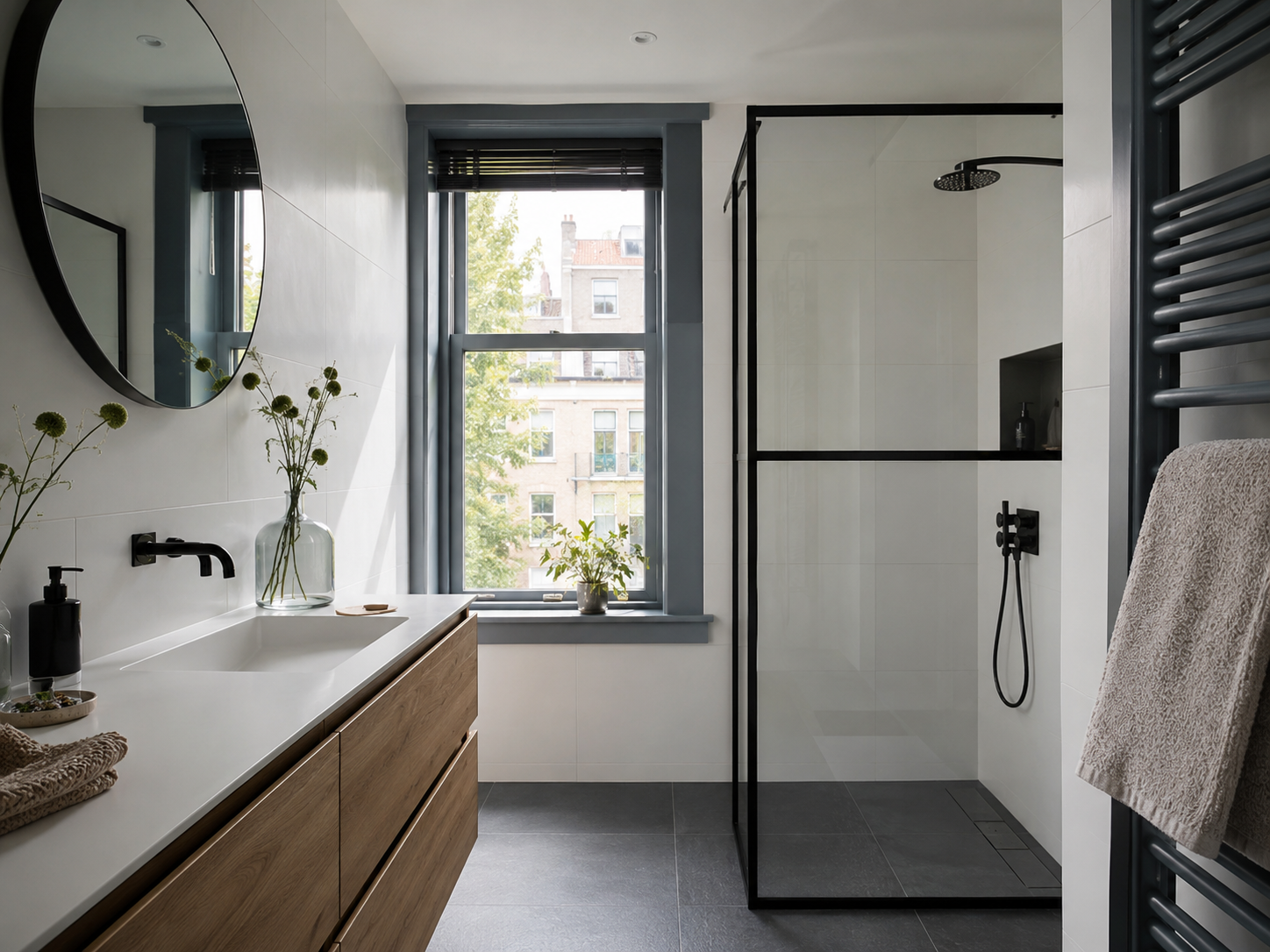 Nieuwe badkamer met inloopdouche en eiken wastafelmeubel